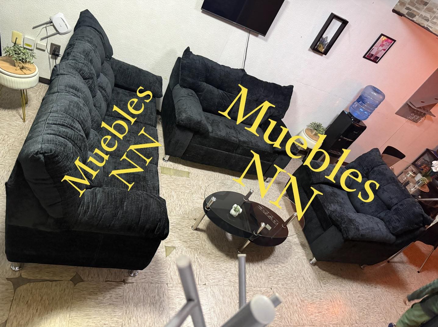 Sala negra entregada por Muebles NN