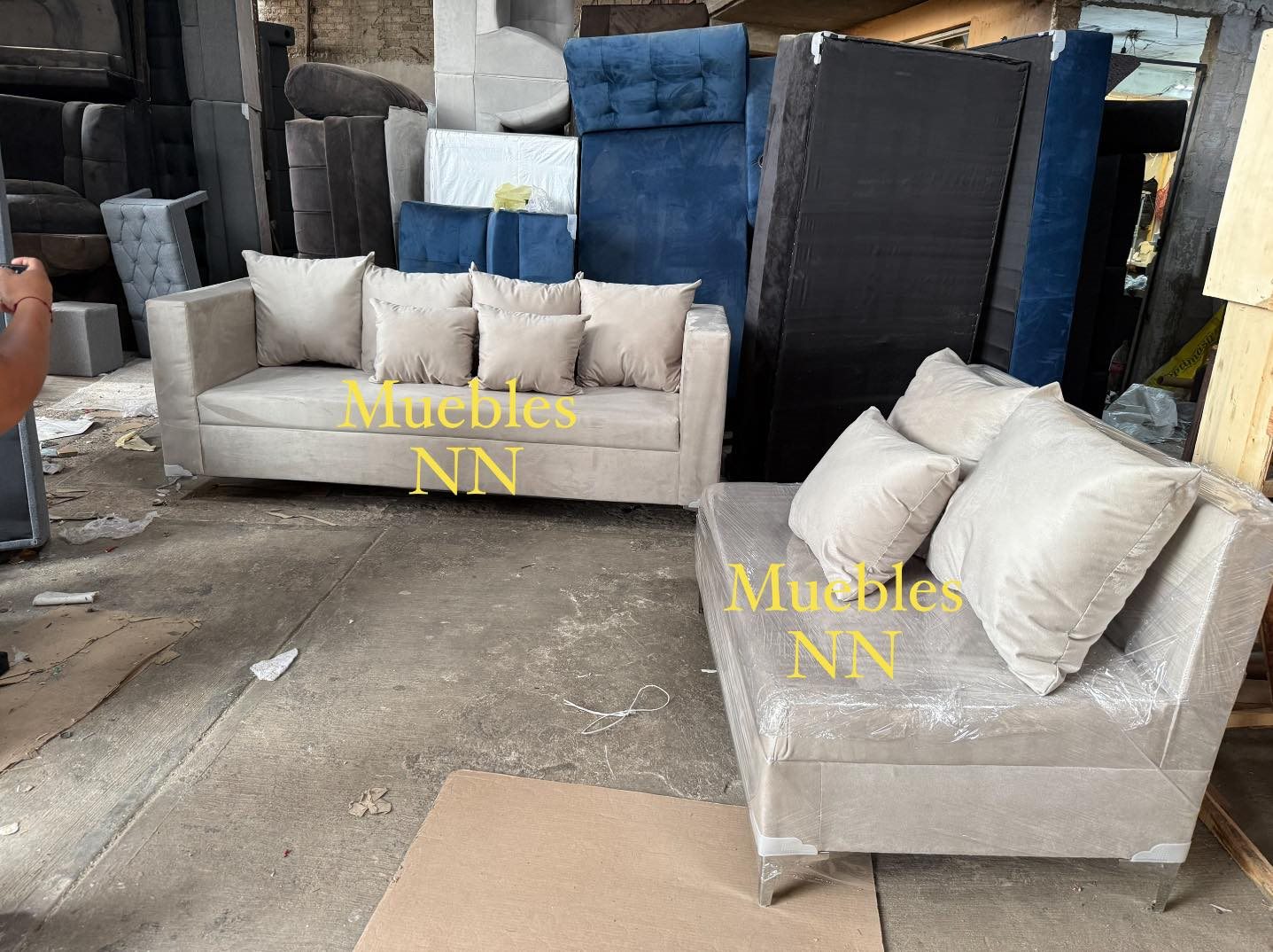Sala familiar gris disponible